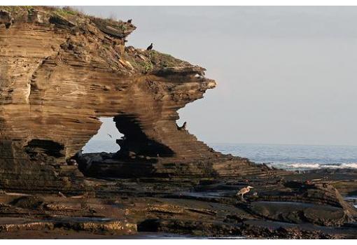 Arcos de piedra esculpidos en miles de años de viento y olas